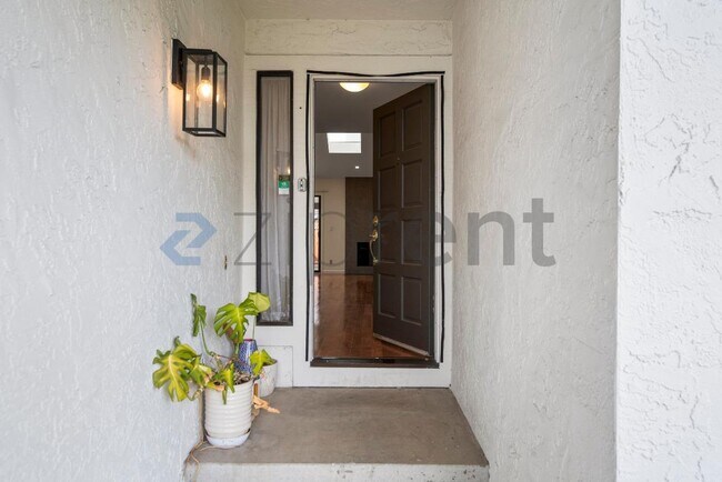 Foto del edificio - 4484 George Oaks Dr