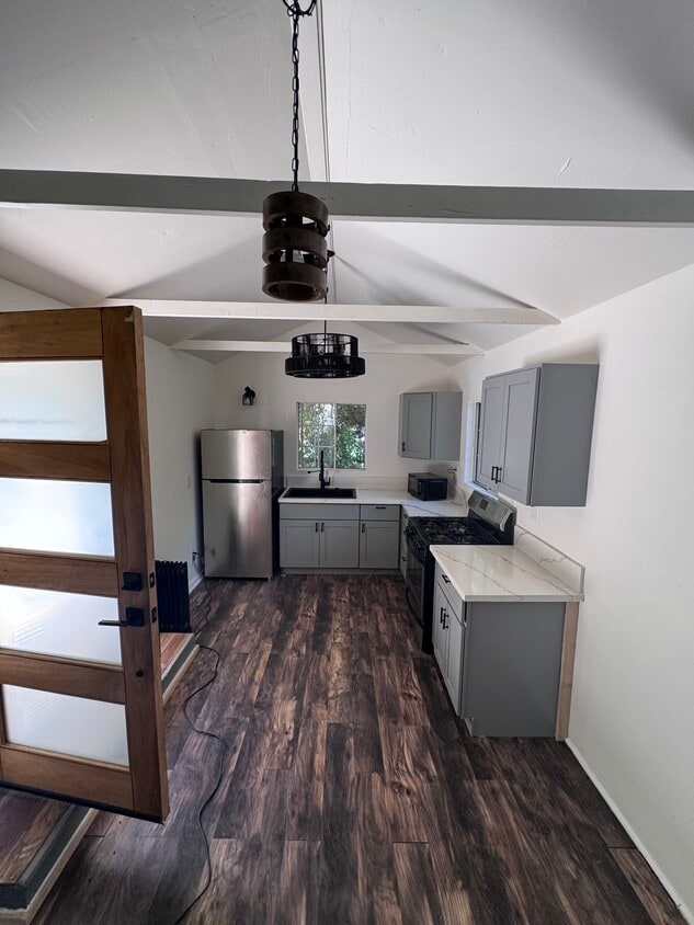 Foto del edificio - 800 Toro Canyon Rd