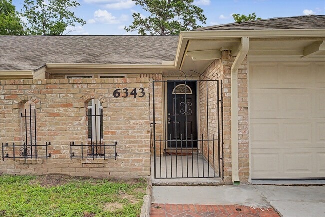 Foto del edificio - 6343 Maple Hill Dr