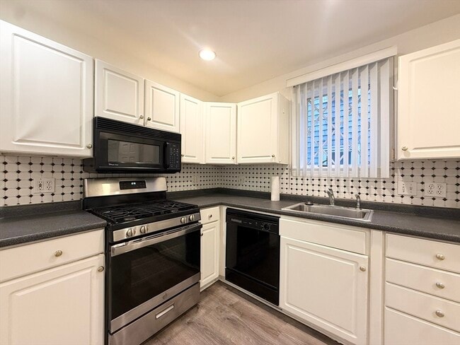 Building Photo - 26 Callender St