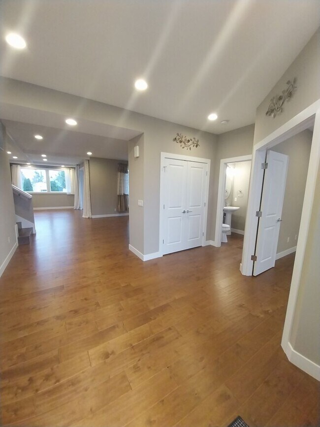 Foto del edificio - Amazing 4 beds/ 2.5 baths house in North Benson Hill/Renton.