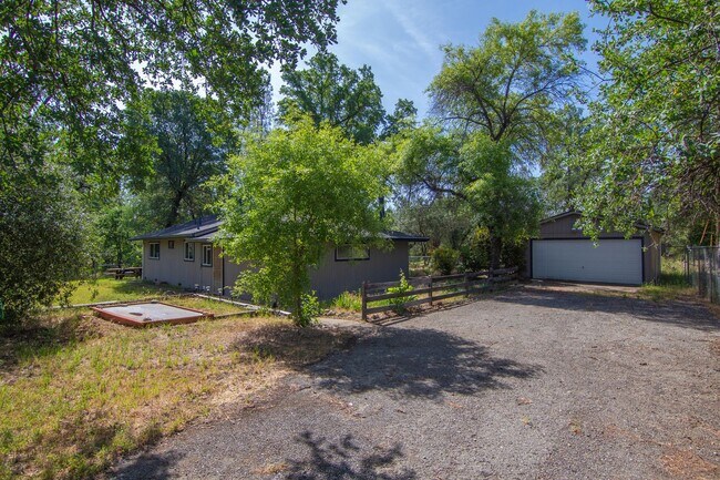 Building Photo - 2 Bedroom North Redding Home with Bonus Room. Completely Fenced!