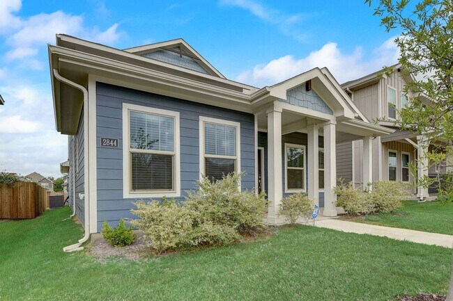 Foto del edificio - AVAILABLE NOW - Like-New 4-Bedroom Home with Loft & First-Floor Primary | Near Downtown Fort Worth