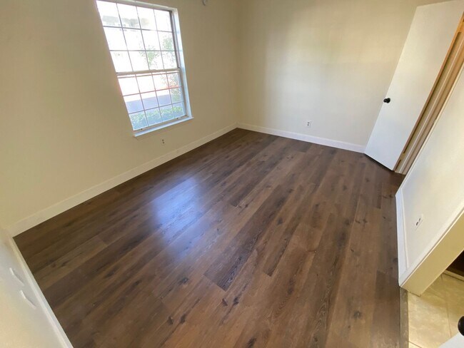 Foto del edificio - BEAUTIFUL 2 BEDROOM 1.5 BATHROOM CONDO