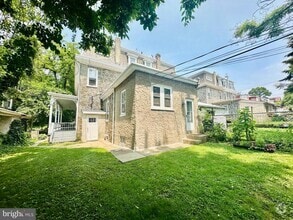 Building Photo - 146 Sumac St