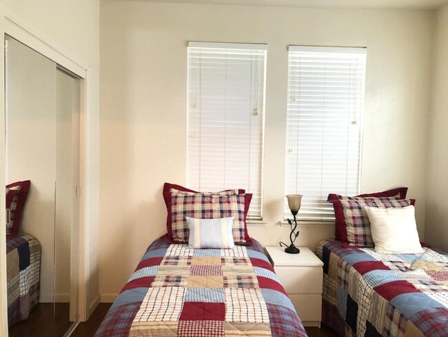 Foto del edificio - 1868 White Sands St