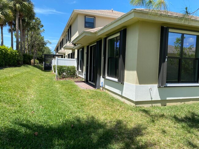 Building Photo - 10031 W Villa Cir