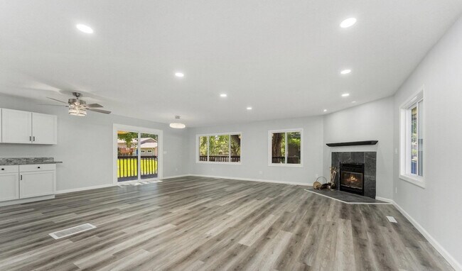 Sala de estar en planta superior - 5505 W 45th St