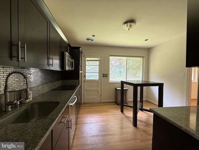 Foto del edificio - 9209 E Parkhill Dr