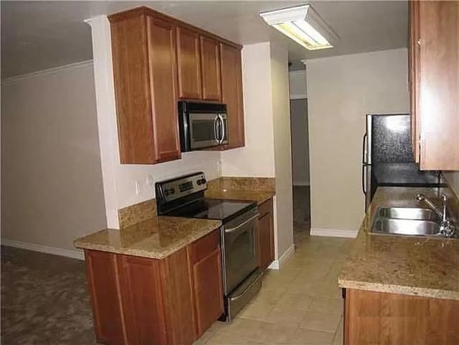 Building Photo - 9909 Azuaga St