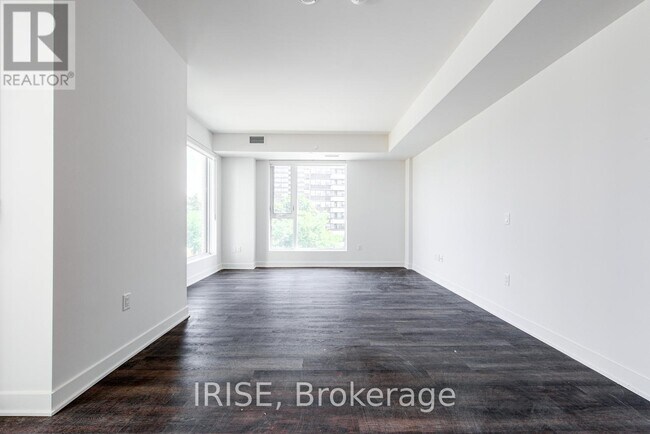 Photo du bâtiment - 3030 Pharmacy Ave