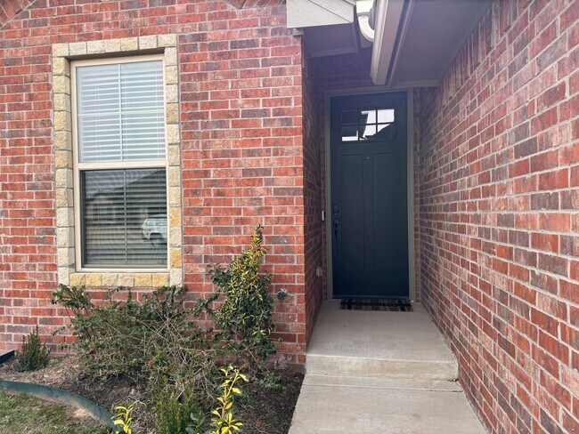 Building Photo - Beautiful 3 Bedroom Home with Study in Westmoore Area of OKC