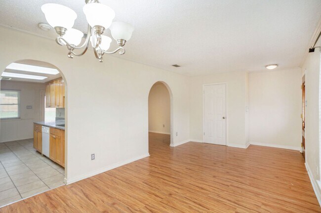 Building Photo - Beautifully crafted 3-2-2 in Fort Worth! Fridge Included