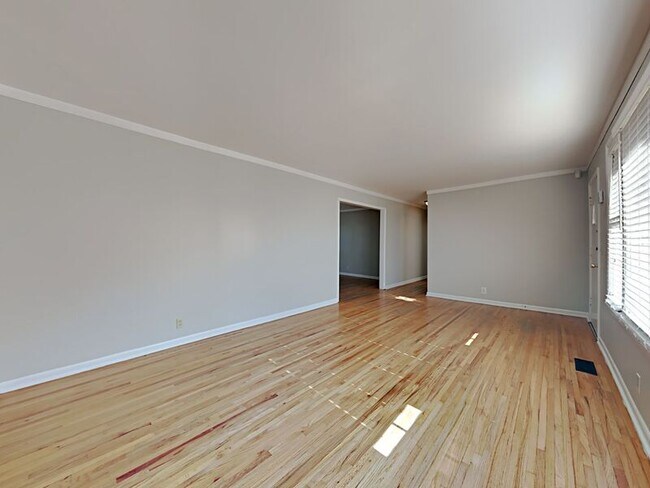 Building Photo - 214 Garrett Dr