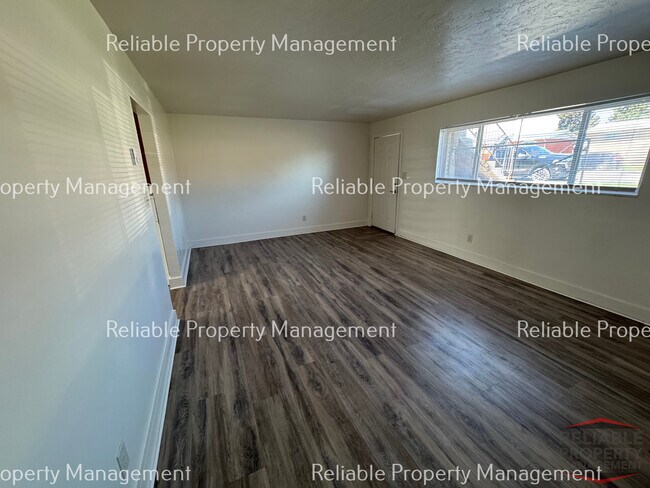 Building Photo - 1687 Grandview Dr