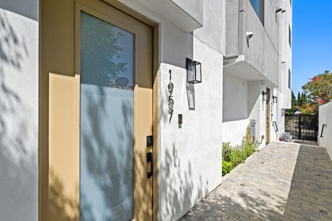 Foto del edificio - Stunning brand-new 3 Bedroom 4 Bathroom townhouse with private garage and rooftop balcony!