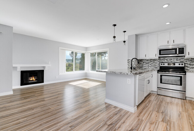 Building Photo - 6767 Friars Rd
