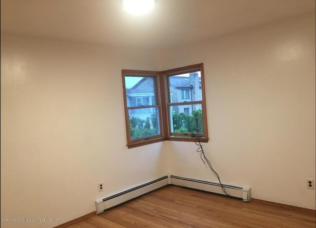 Foto del edificio - 62 Bennett Pl