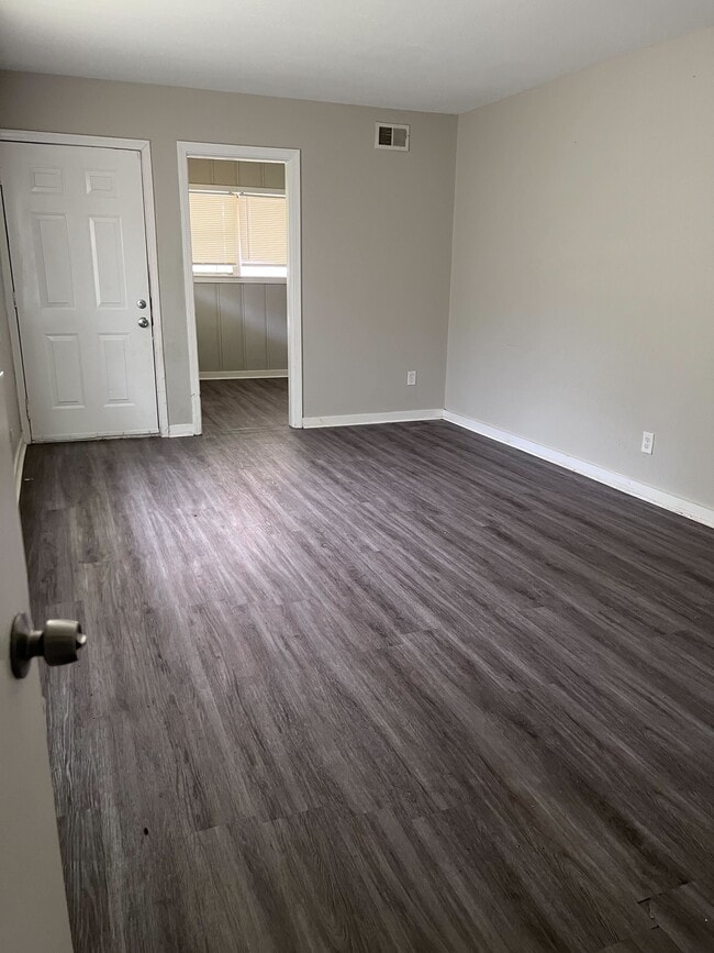 Building Photo - 827 Berwood Dr