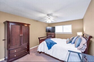 Building Photo - 530 N Post Oak Ln