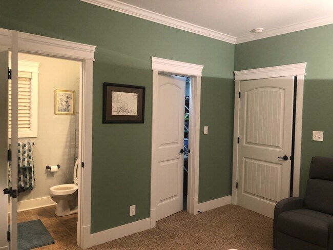 Baño privado y armario - 511 Wilcox St
