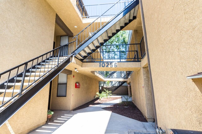 Foto del edificio - 10256 McClemont Ave
