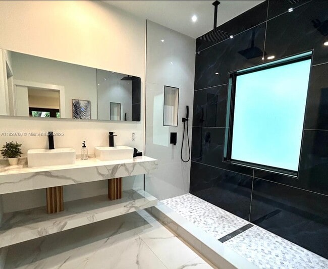 Foto del edificio - 2360 SW 12th St
