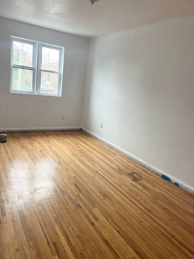 Building Photo - 2562 W 17th St