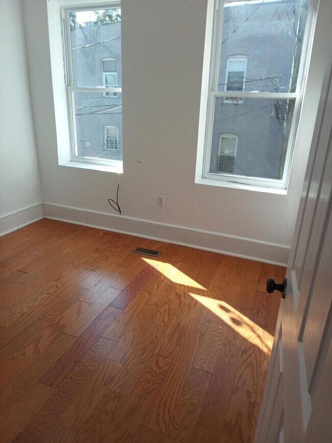 Building Photo - Large lovely 3BR, 1.5 bathroom home