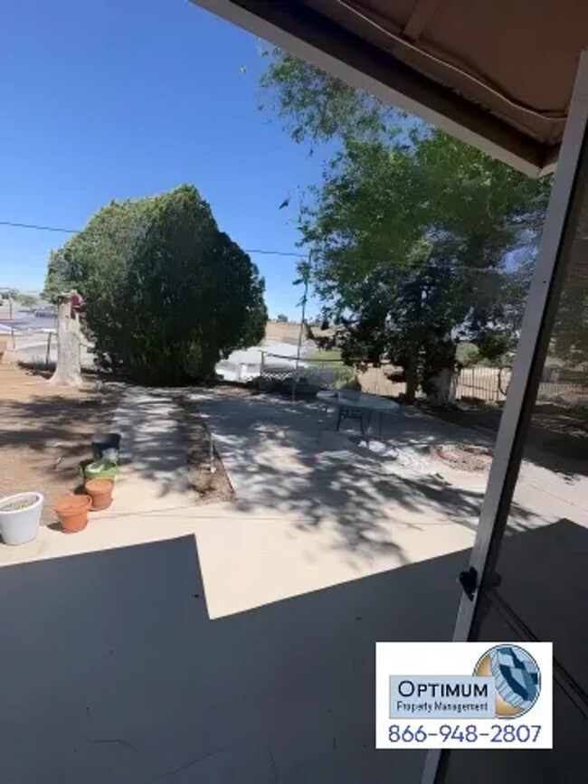 Foto del edificio - 3-Bedroom 1-Bathroom Home with Fireplace, Front Yard & Private Back Patio in Victorville