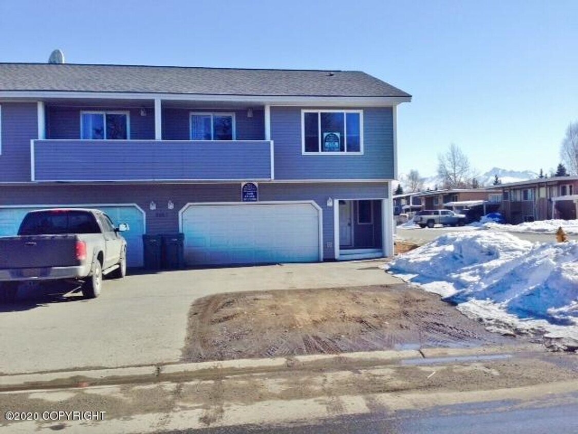 Foto principal - 3 Bed / 2 Bath Midtown Townhouse!