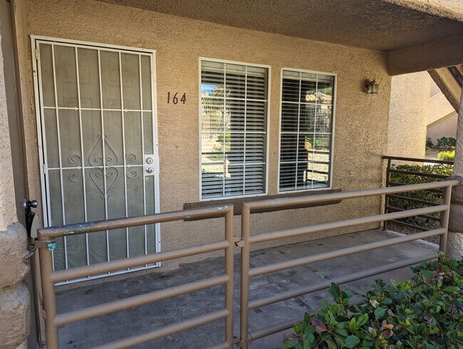Foto del edificio - ******* 2 WEEKS FREE RENT ******* A Fabulous 2 Bedroom Condo on the First floor.
