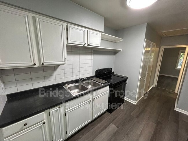 Foto del edificio - 106-108 S Sperling Ave