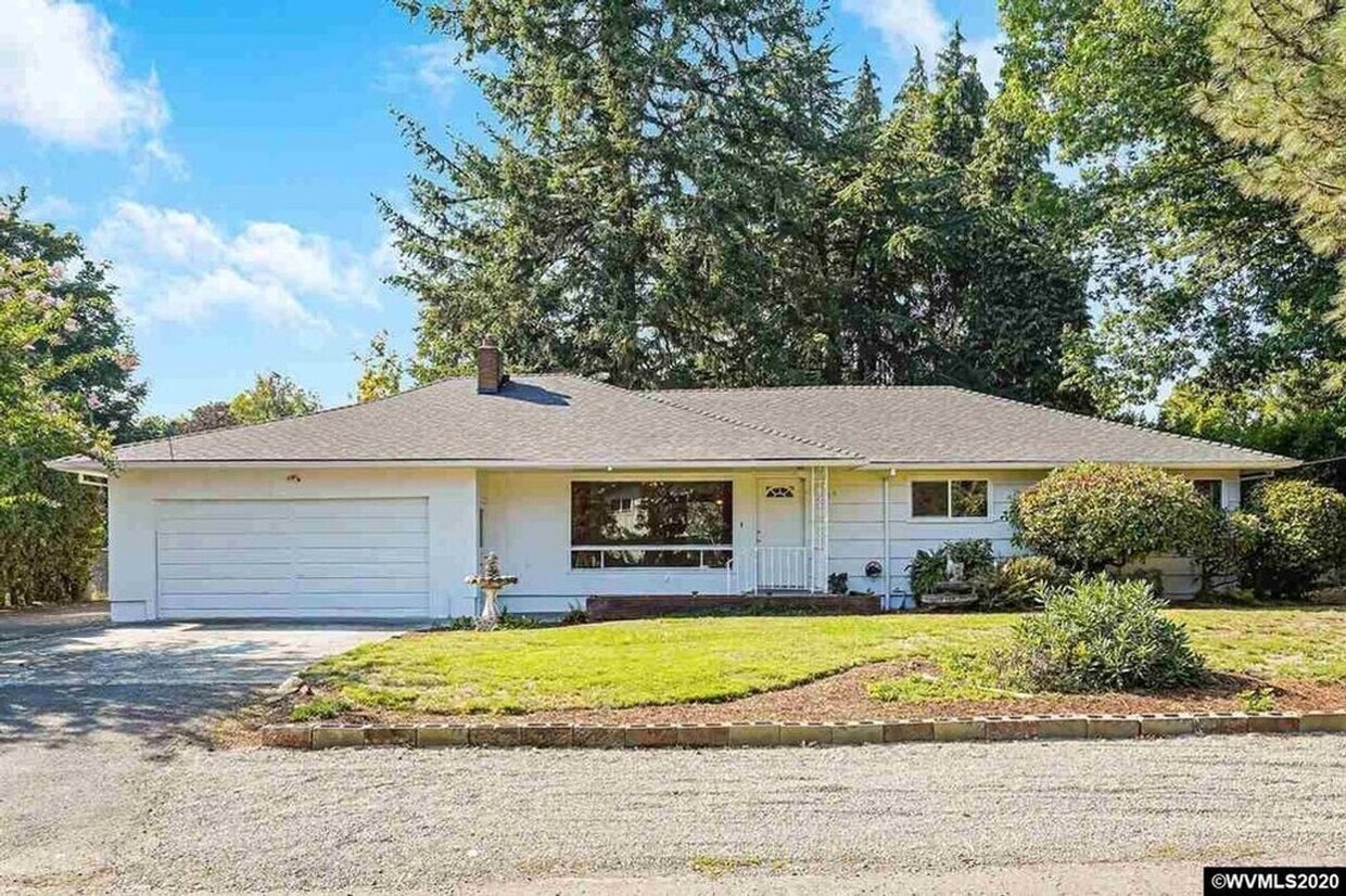 Primary Photo - Charming 3 Bedroom / 2 Bathroom Home Locat...