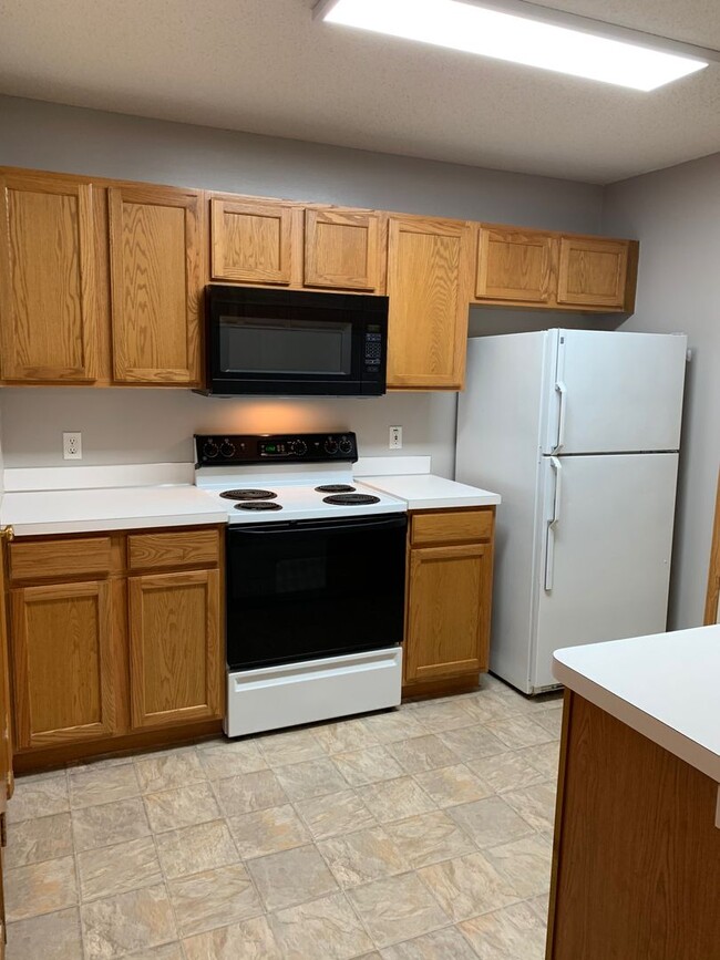 Building Photo - NEW PAINT AND CARPET! 2 Bed/1.5 Bath Townh...