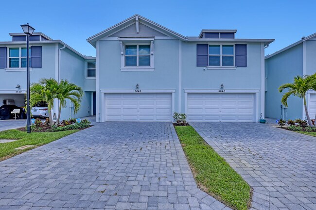 Building Photo - 5648 SE Edgewater Cir