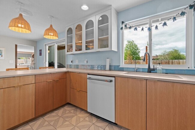 Building Photo - Charming 4-Bdr Farm House in Sisters Schoo...