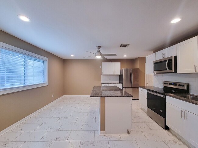 Foto del edificio - RECENTLY REMODELED 3 BEDROOM 2 BATH LEASE HOME IN SPRING, TEXAS