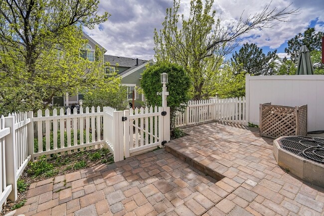 Foto del edificio - $3,125 - 3Bed/ 3.5 Bath Townhome with Fini...