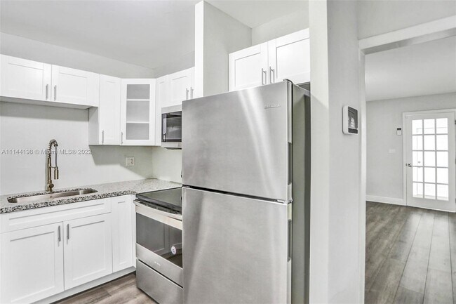 Building Photo - 2537 NW 9th Ct