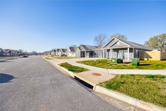Building Photo - 900 Vly Oaks Ln