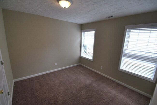 Building Photo - 690 Avalon Forest Dr