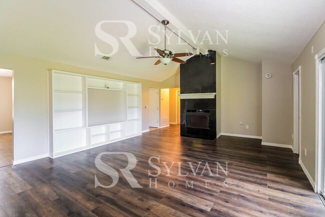 Building Photo - Gorgeous 3BR 2BA home with nice curb appeal