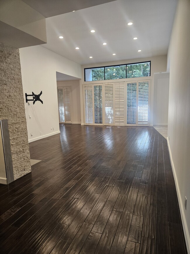 Building Photo - 8871 Burton Way