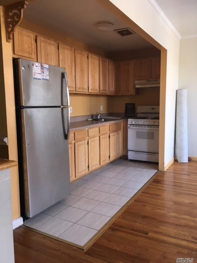 Building Photo - 554 Chester St