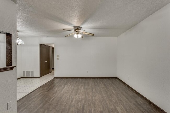 Building Photo - 2210 SW 30th St