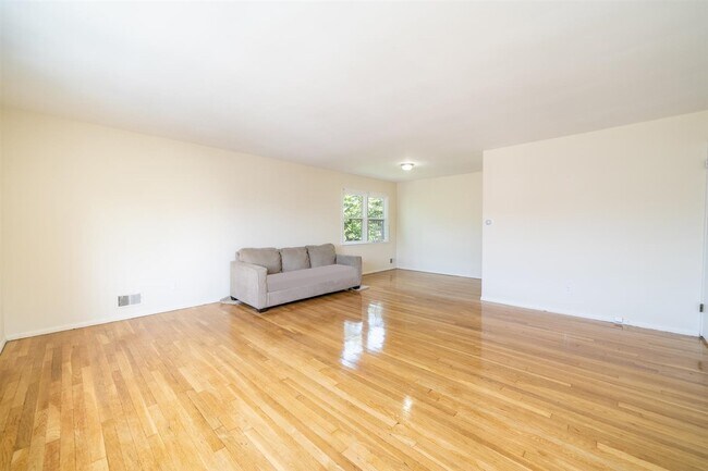 Building Photo - 97 W 48th St