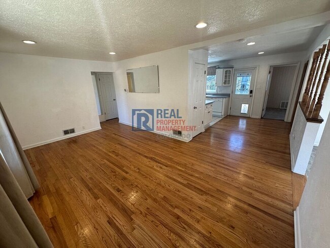 Building Photo - 796 Kenton St