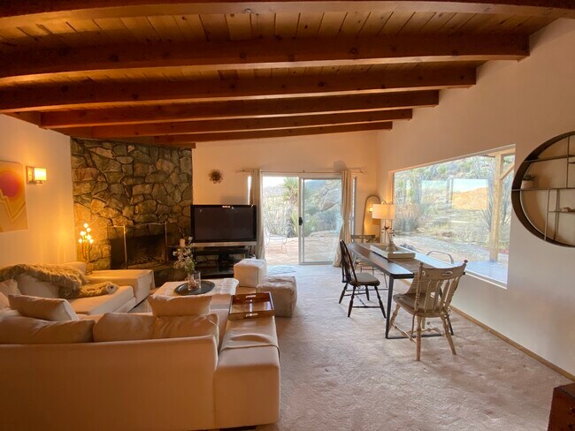 Sala de estar - 8080 Sunset Rd