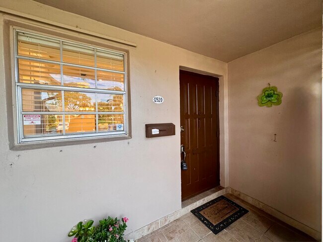 Foto del edificio - 1252 Club Dr W